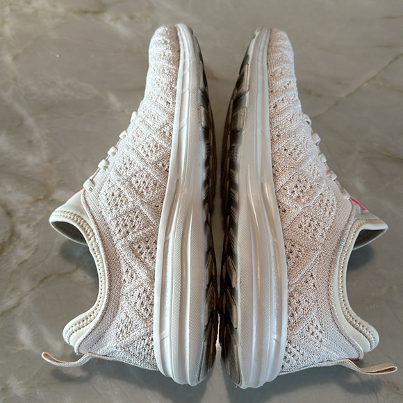 Barely worn womens APL size 8.5 in beige with pink APL accent - Picture 8 of 12